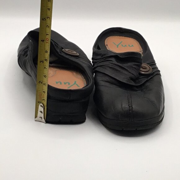 Yuu Black Mule w/ Button on side - Picture 5 of 6